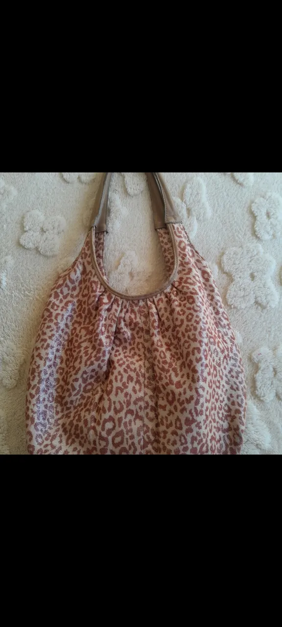Cartera Pigalle con estampado de leopardo. Bolso de hombro con manijas en color beige. Ideal para un look casual y moderno.