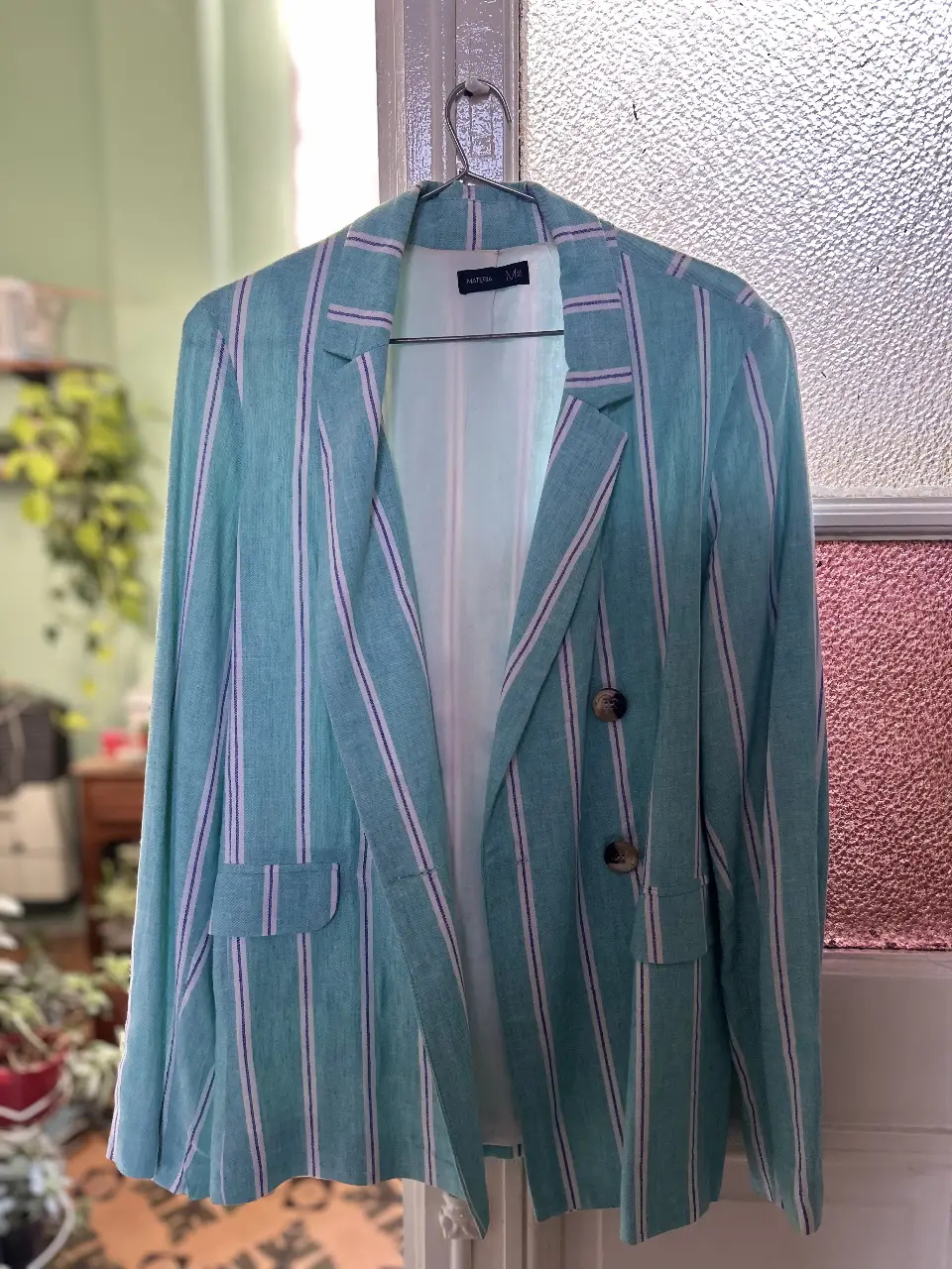 Blazer de MATERIA a rayas celeste y blanco, con dos botones y bolsillos. Ideal para un look elegante y moderno.