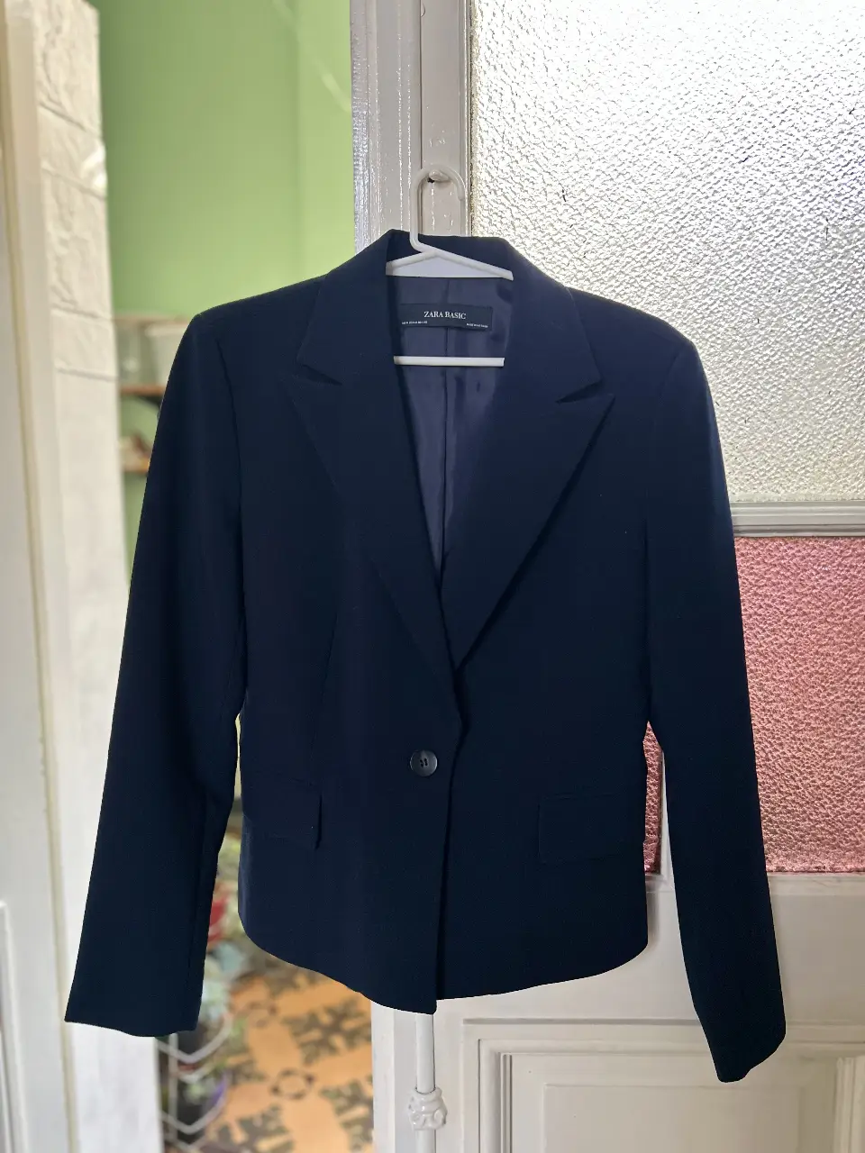 Blazer de mujer Zara Basic, color azul marino, con un botón y bolsillos delanteros. Ideal para un look formal o de trabajo.