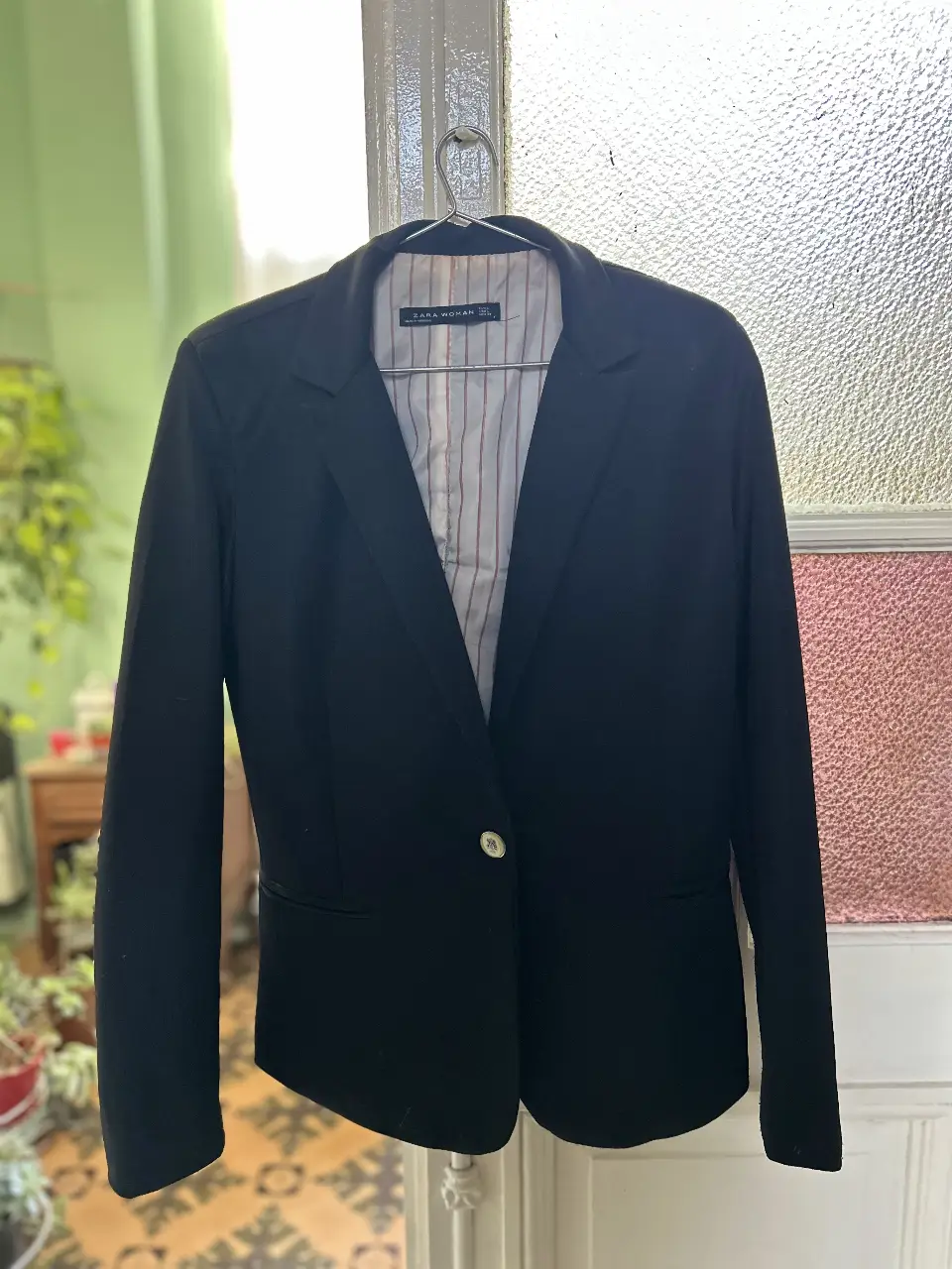 Blazer negro de Zara Woman, ideal para un look formal o de trabajo. Confeccionado con un diseño clásico y elegante, este blazer es una prenda versátil y atemporal.