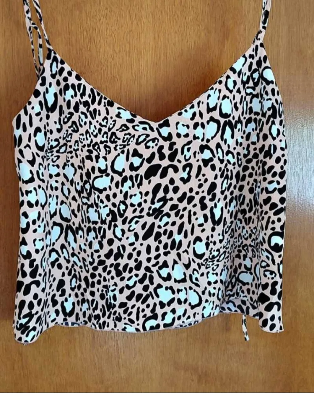Top/musculosa de mujer marca materia con estampado de leopardo en tonos rosados y negros. Diseño con tirantes finos y espalda descubierta.