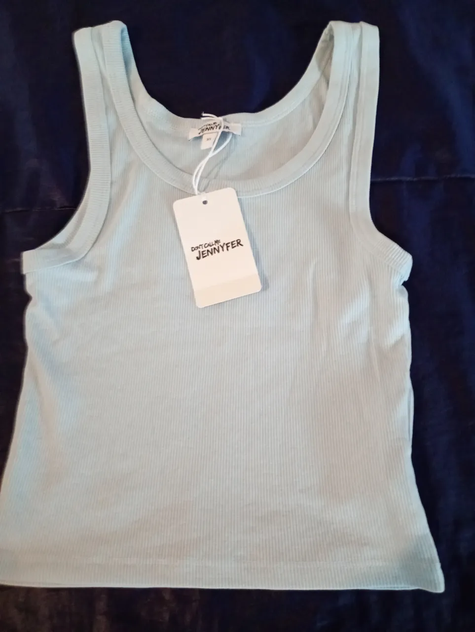 Musculosa de mujer de color celeste, con cuello redondo y corte ajustado. Ideal para un look casual y fresco.