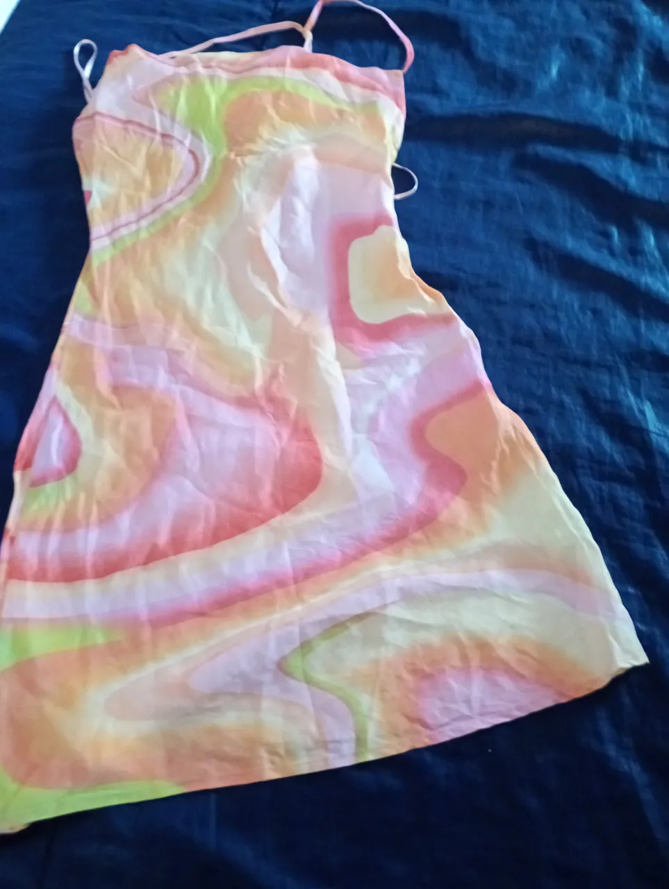 Vestido mini de mujer con estampado psicodélico en tonos rosa, naranja y amarillo. Ideal para un look Y2K y de fiesta.