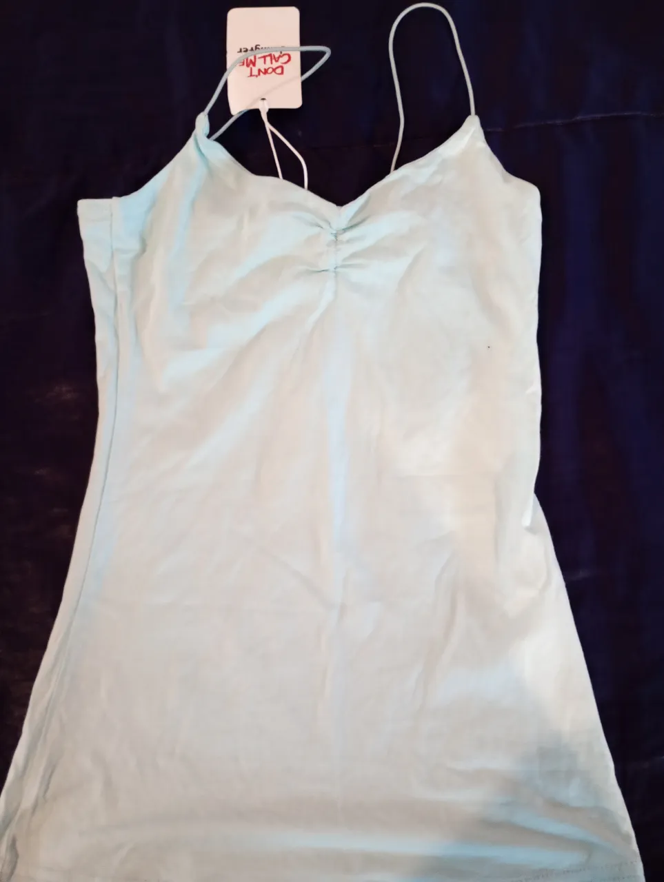 Top celeste con breteles finos y detalle fruncido en el busto. Ideal para un look fresco y femenino.