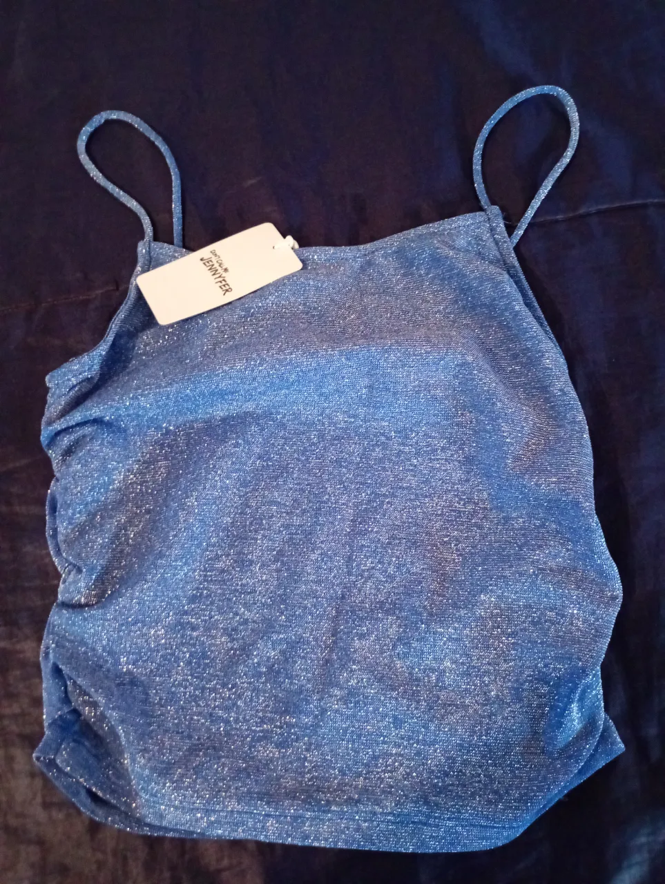 Top azul brillante con tirantes finos. Ideal para fiestas o salidas.
