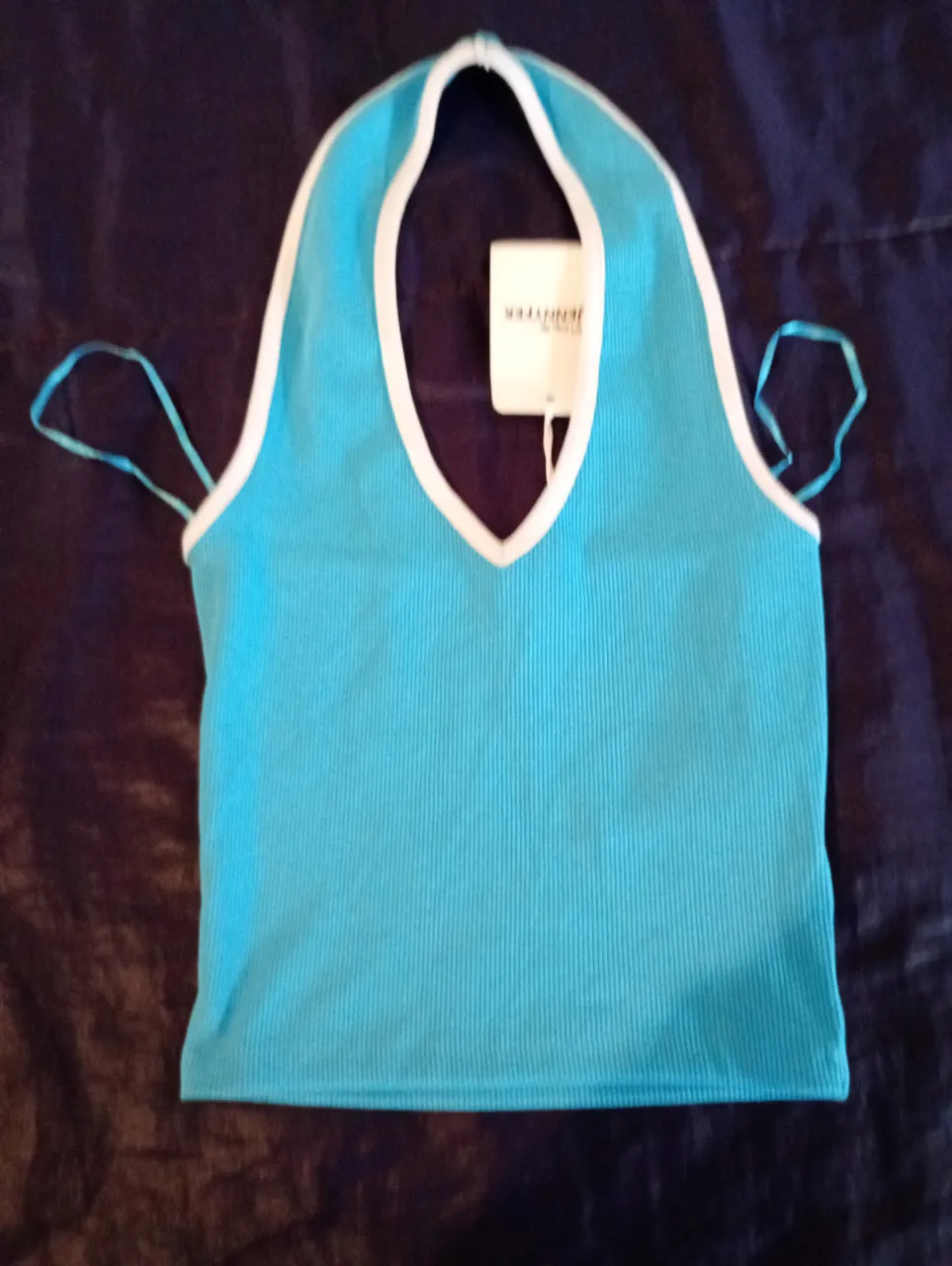 Top halter de mujer, color turquesa con detalles en blanco. Ideal para un look fresco y moderno.