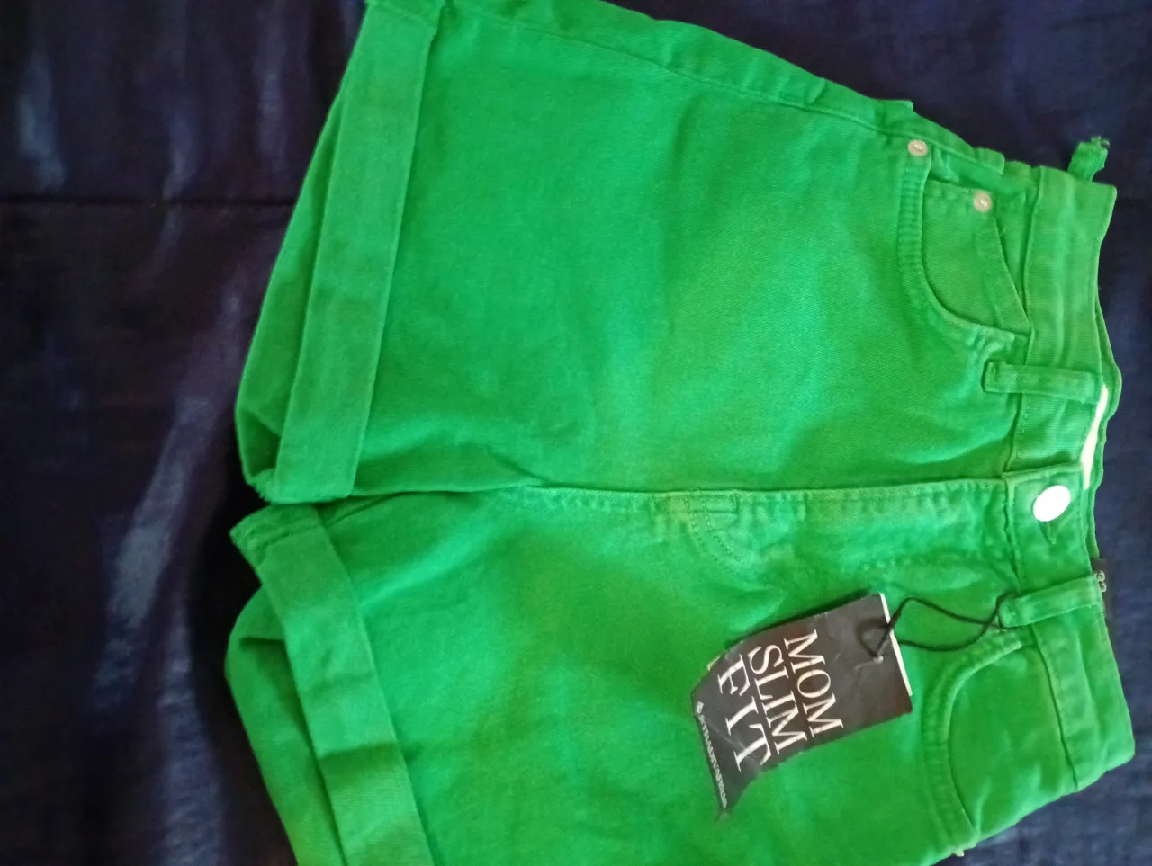 Short de jean verde mom fit, con dobladillo en el borde. Ideal para un look casual y moderno.