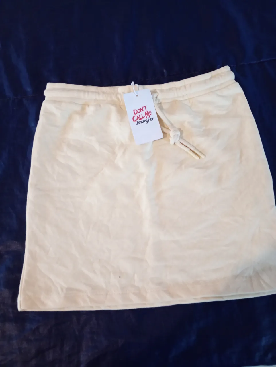 Pollera deportiva de color crudo, ideal para un look casual y cómodo. Confeccionada en un tejido suave y ligero, perfecta para actividades al aire libre o para un estilo relajado.