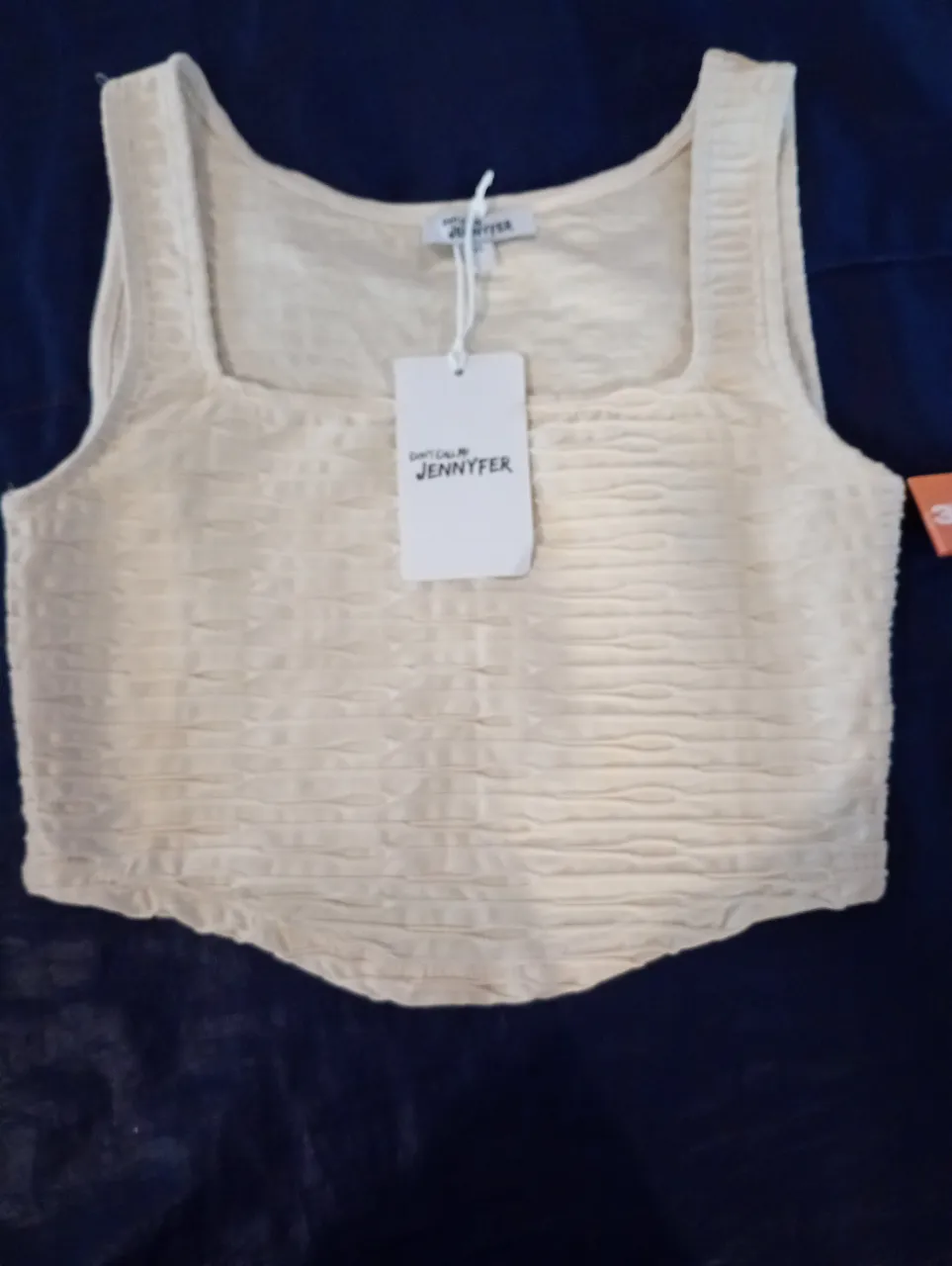 Top de mujer color crudo, con diseño texturizado y escote cuadrado. Ideal para un look moderno y versátil.