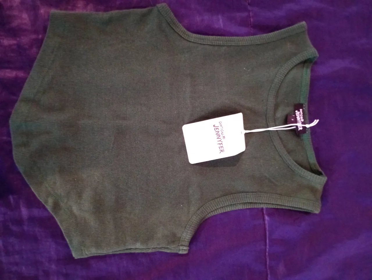 Top de mujer, color verde oscuro, con etiqueta de la marca DON'T CALL ME JENNYFER. Ideal para un look casual y moderno.