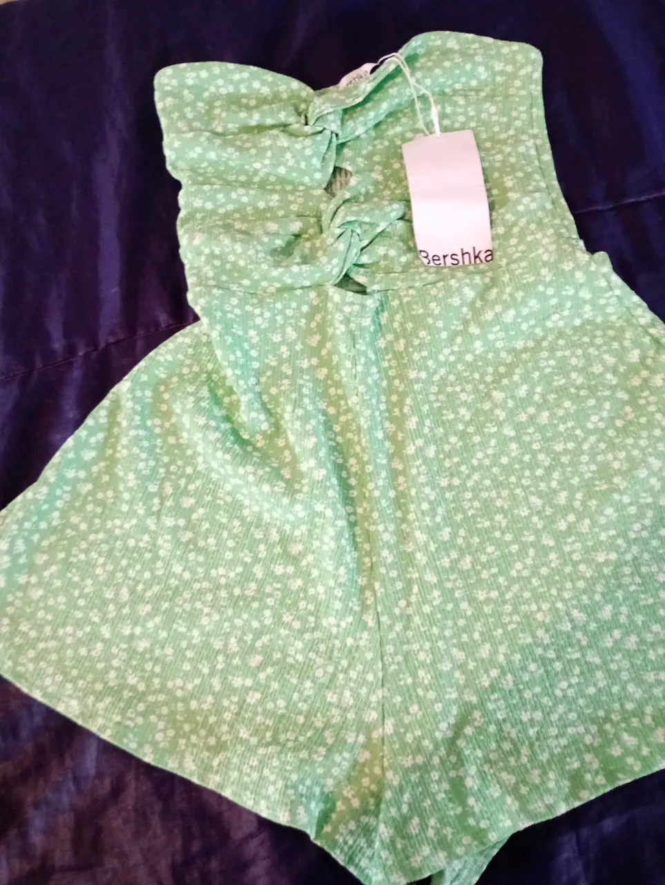 Mono corto de mujer, color verde con estampado floral, de la marca Bershka. Ideal para el verano, con un diseño moderno y fresco.