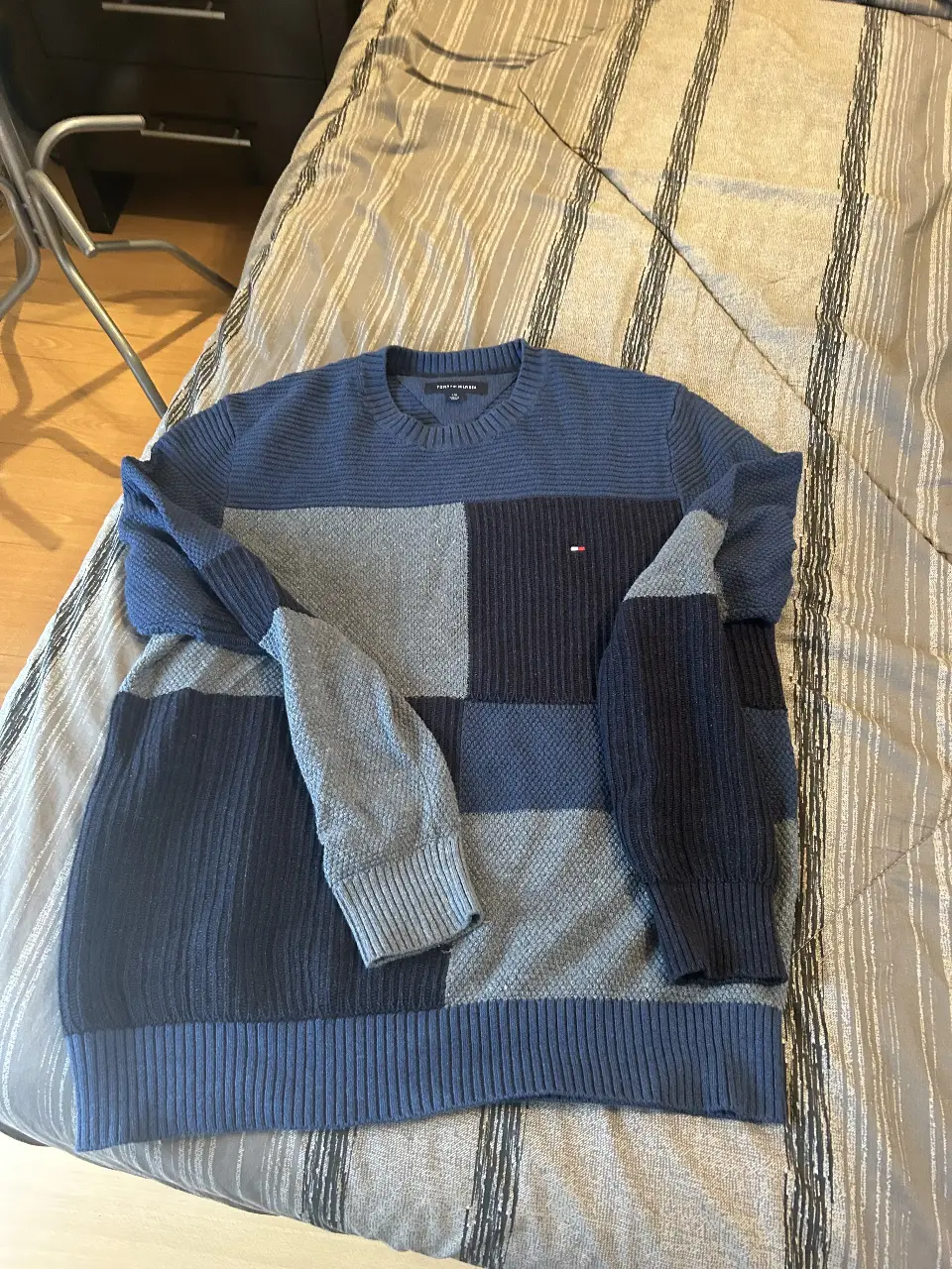 Sweater Tommy Hilfiger para hombre, de diseño patchwork en tonos azules y grises. Talle L/G. Ideal para un look casual y abrigado.