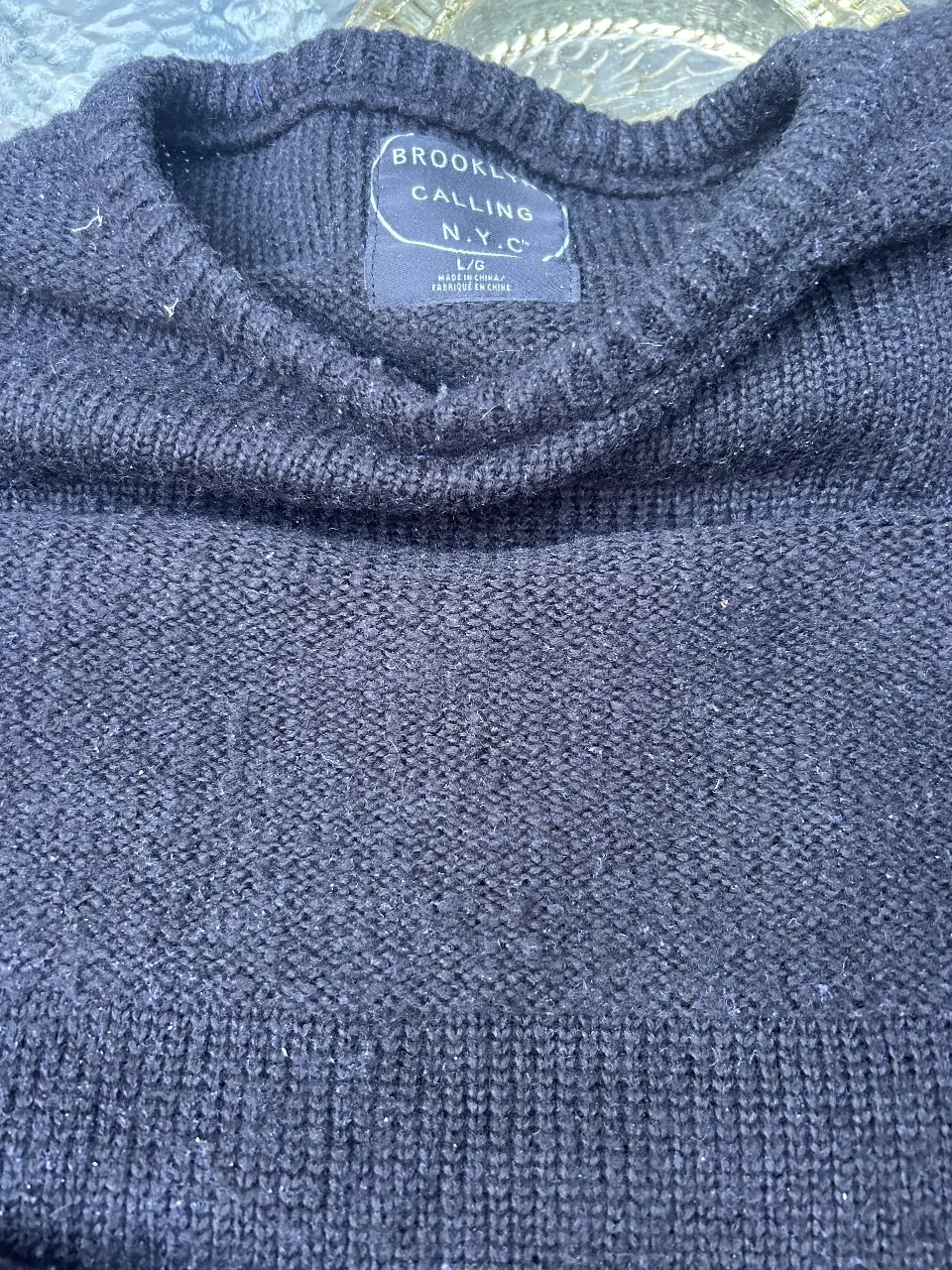 Sweater negro de cuello redondo, de la marca Brooklyn Calling N.Y.C. Talle L/G. Ideal para un look casual y abrigado.