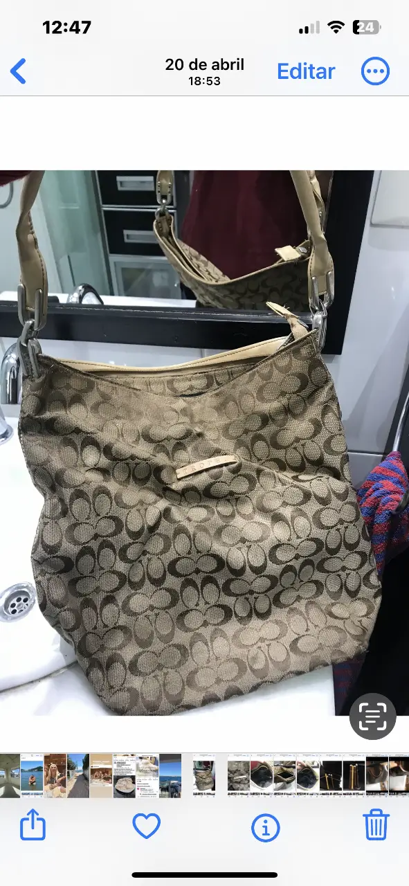 Cartera Tropea, marrón con estampado de monograma. Con manija para llevar al hombro y detalles en beige. Interior espacioso con bolsillos.