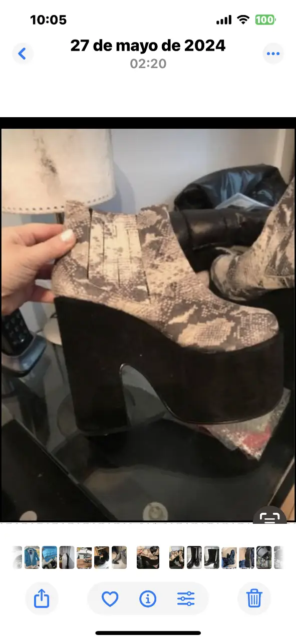 Botas cortas  de plataforma con estampado de serpiente. Taco ancho y plataforma negra. Ideales para un look audaz y moderno.