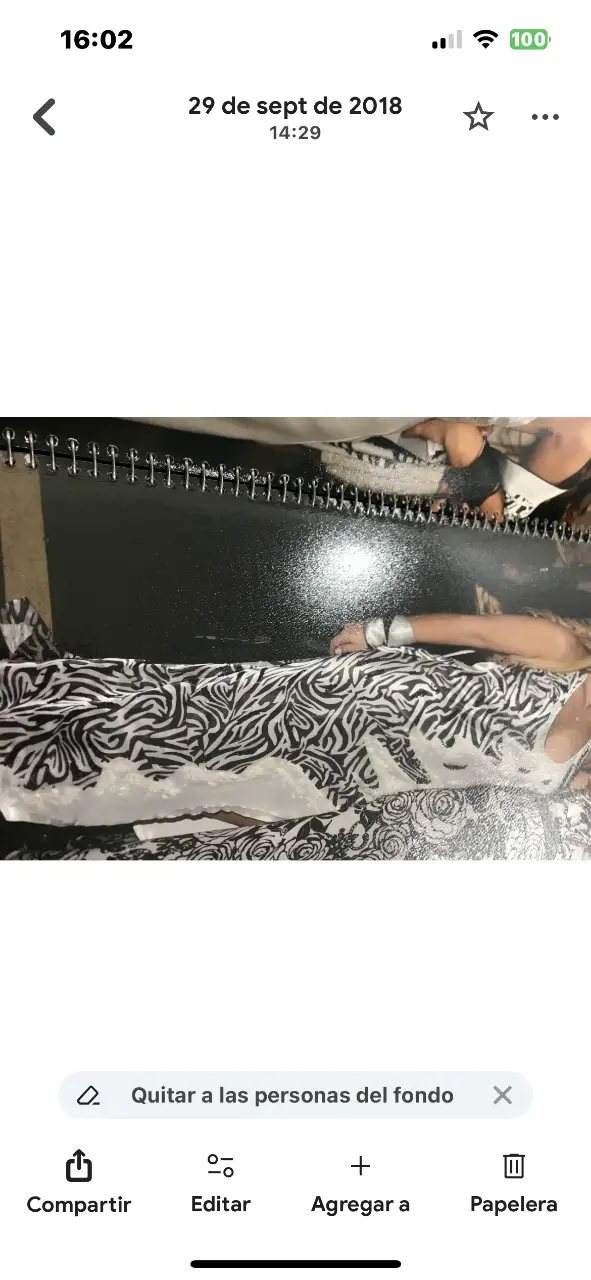 Vestido mini con estampado de cebra en blanco y negro. Ideal para una salida casual o una fiesta.