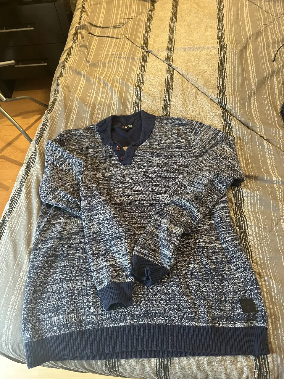 Sweater Guess de hombre, azul y gris, con cuello en V y botones. Talle L. Ideal para un look casual y abrigado.