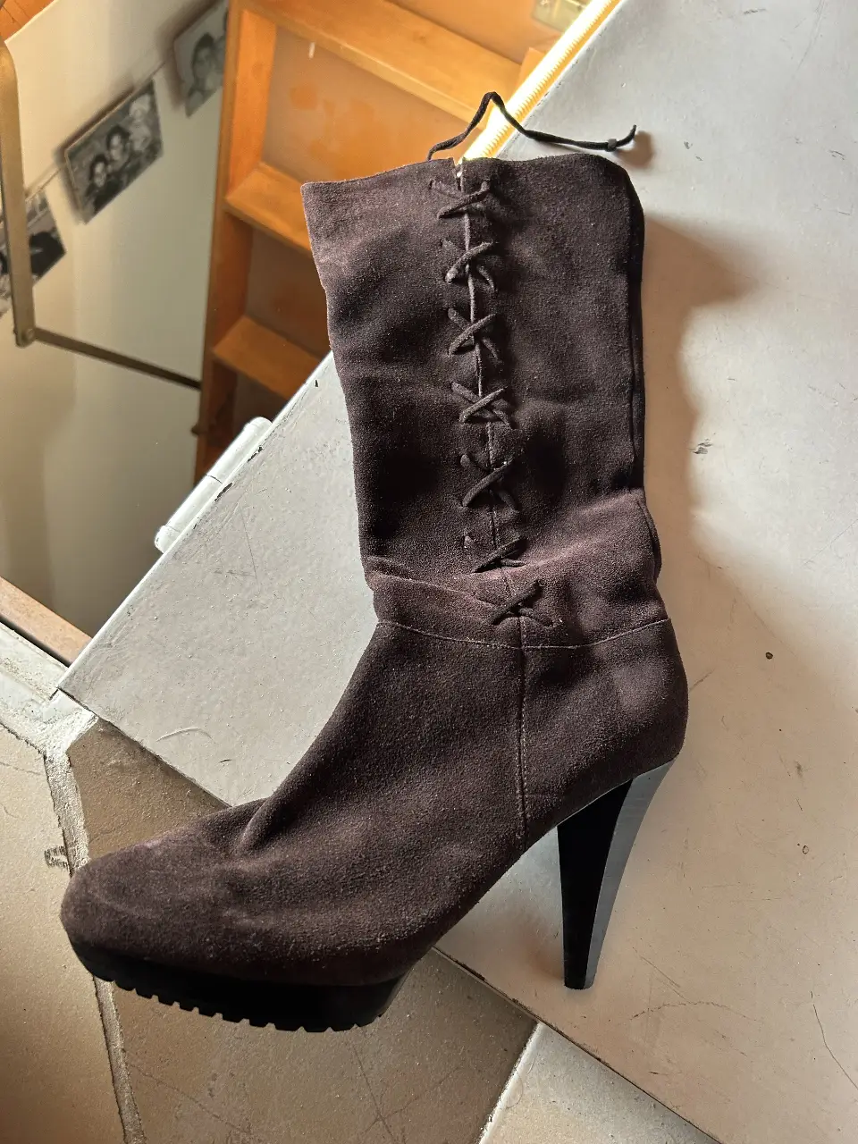 Botas de caña alta de gamuza marrón con detalle de cordones en el frente y taco alto. Ideales para un look elegante y sofisticado.