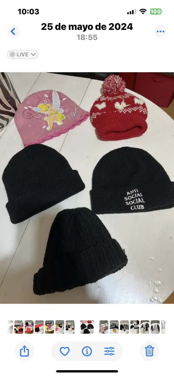 Lote de gorros de lana, ideales para el invierno. Incluye gorros negros lisos, uno con la frase 'ANTI SOCIAL SOCIAL CLUB' y otro rojo con diseño navideño.