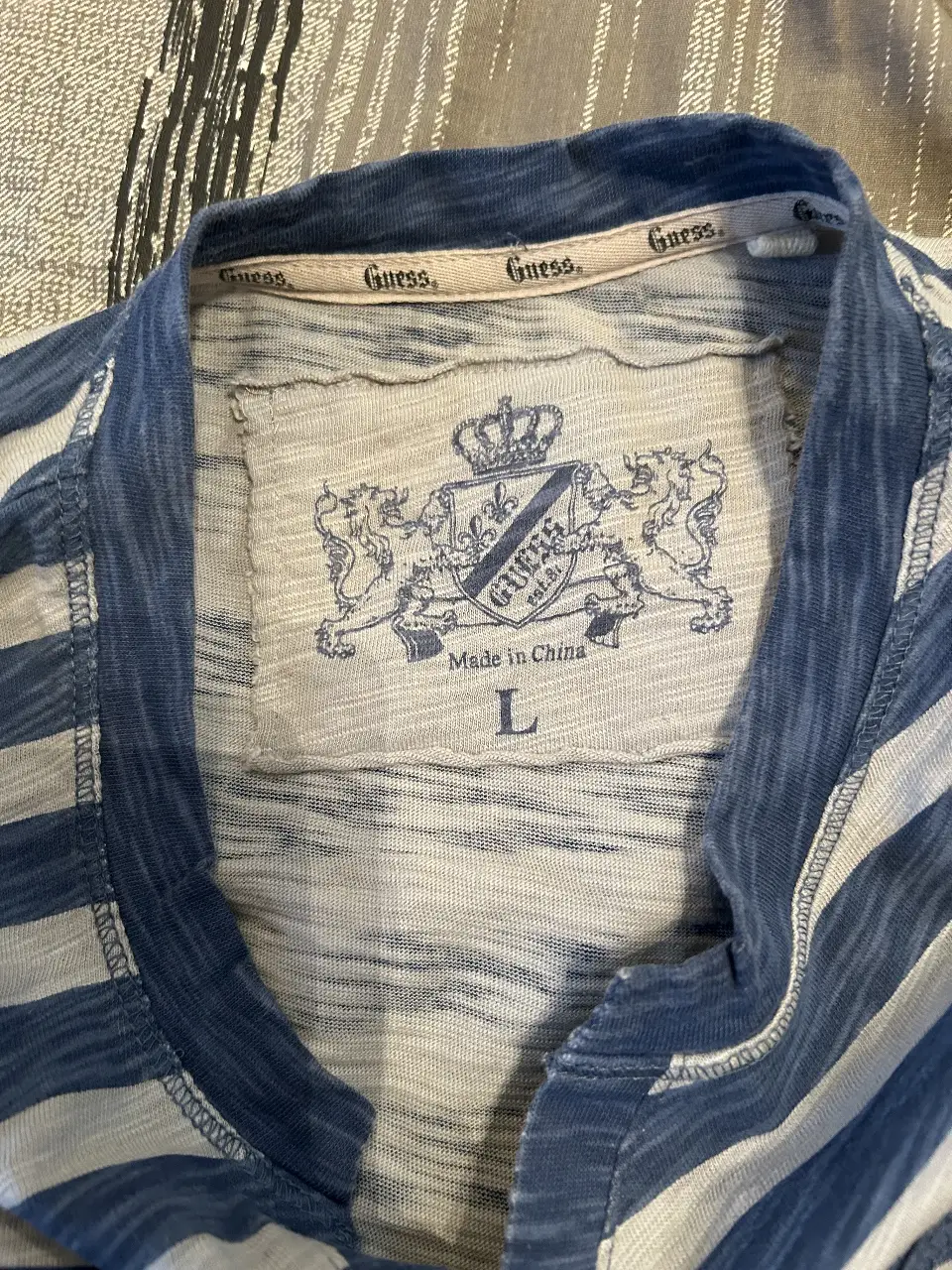 Remera GUESS - Vista 4