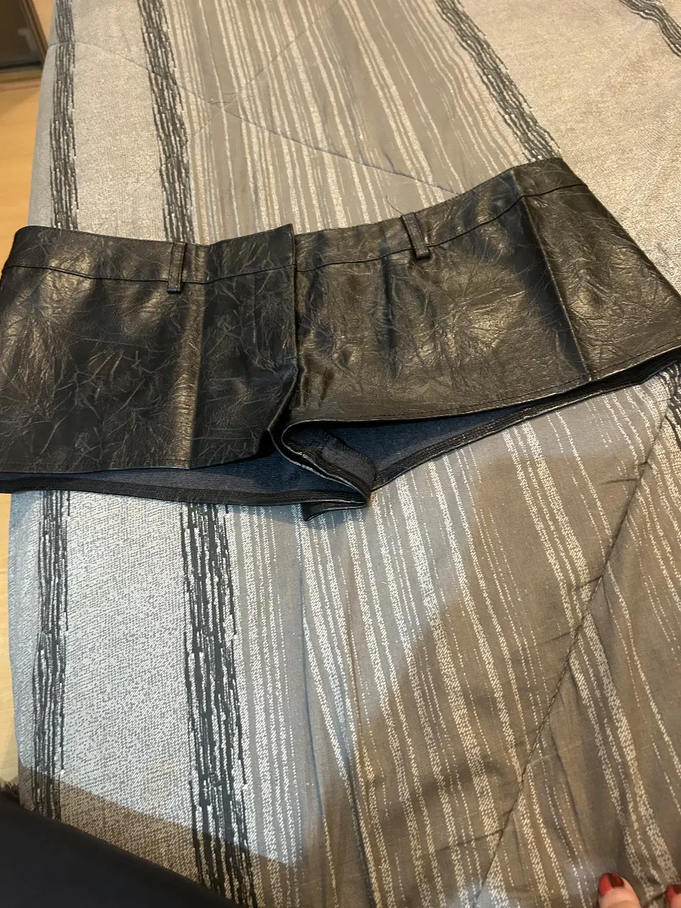 Short de cuero sintético negro de la marca Shein, tiro bajo, ideal para un look moderno y audaz. Perfecto para fiestas o salidas.