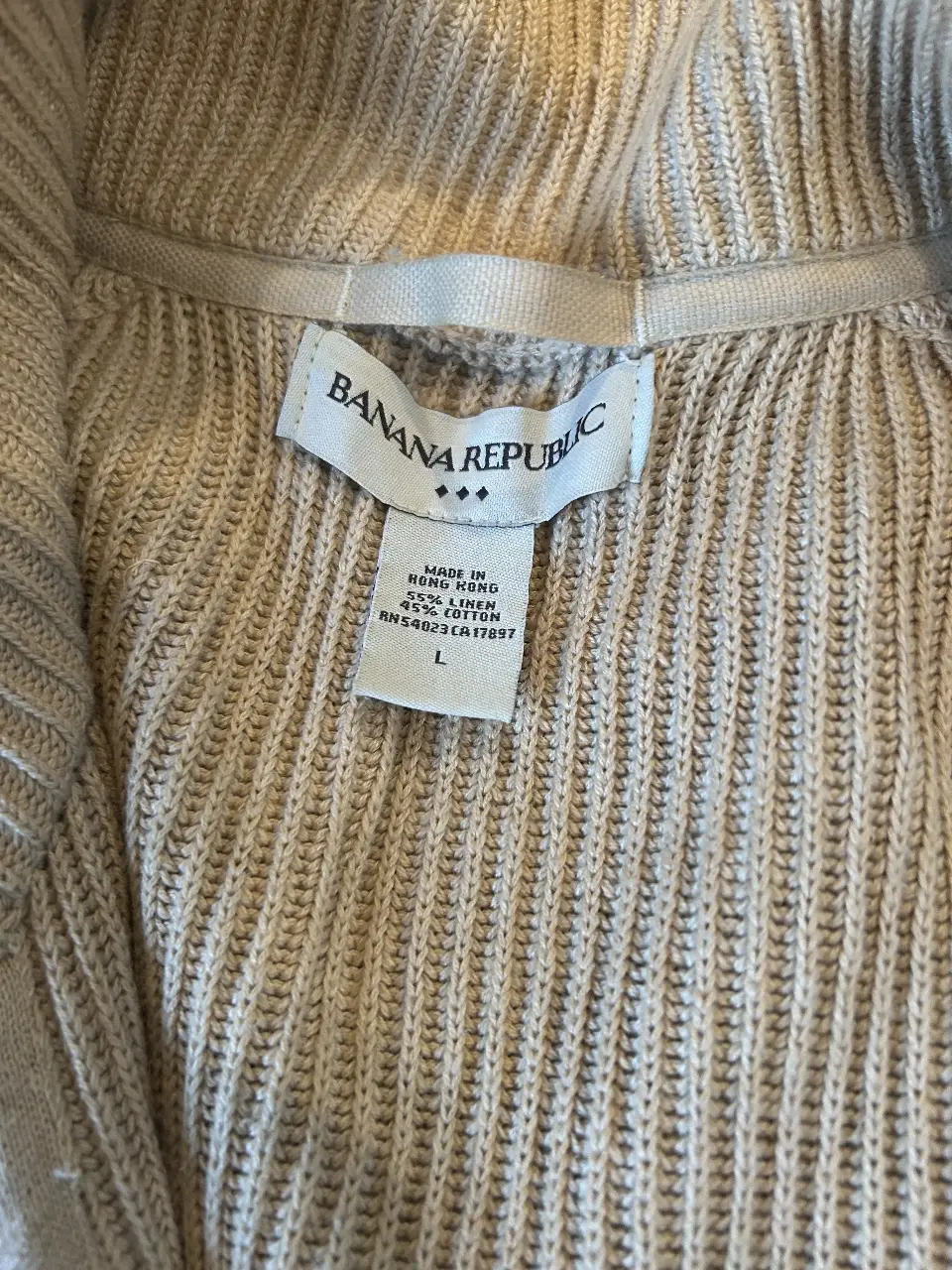 Sweater de cuello alto de la marca Banana Republic, color crudo. Con cierre y mangas largas. Talle L.