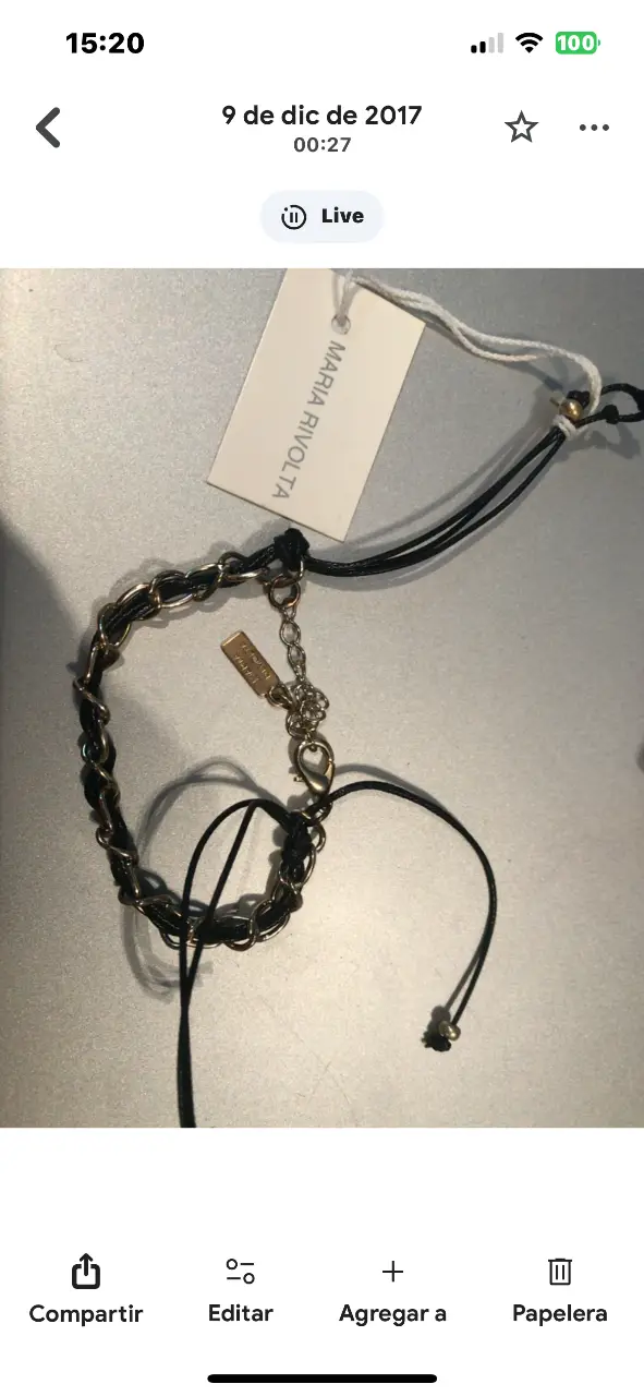 Pulsera de cadena con detalles dorados y negro, con etiqueta de la marca Maria Rivolta. Ideal para complementar cualquier look.