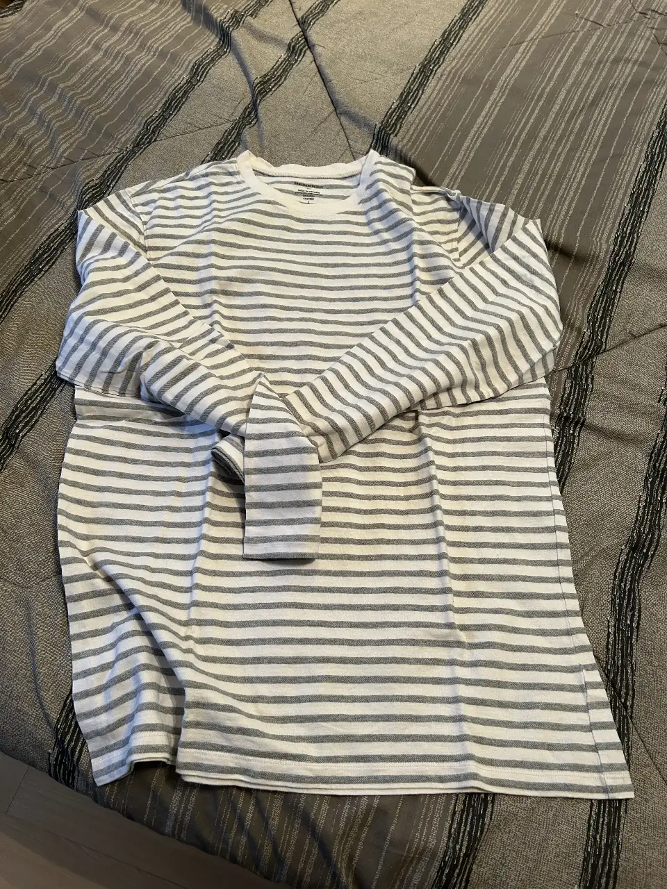 Remera de manga larga a rayas grises y blancas de la marca Banana Republic, ideal para un look casual y cómodo.