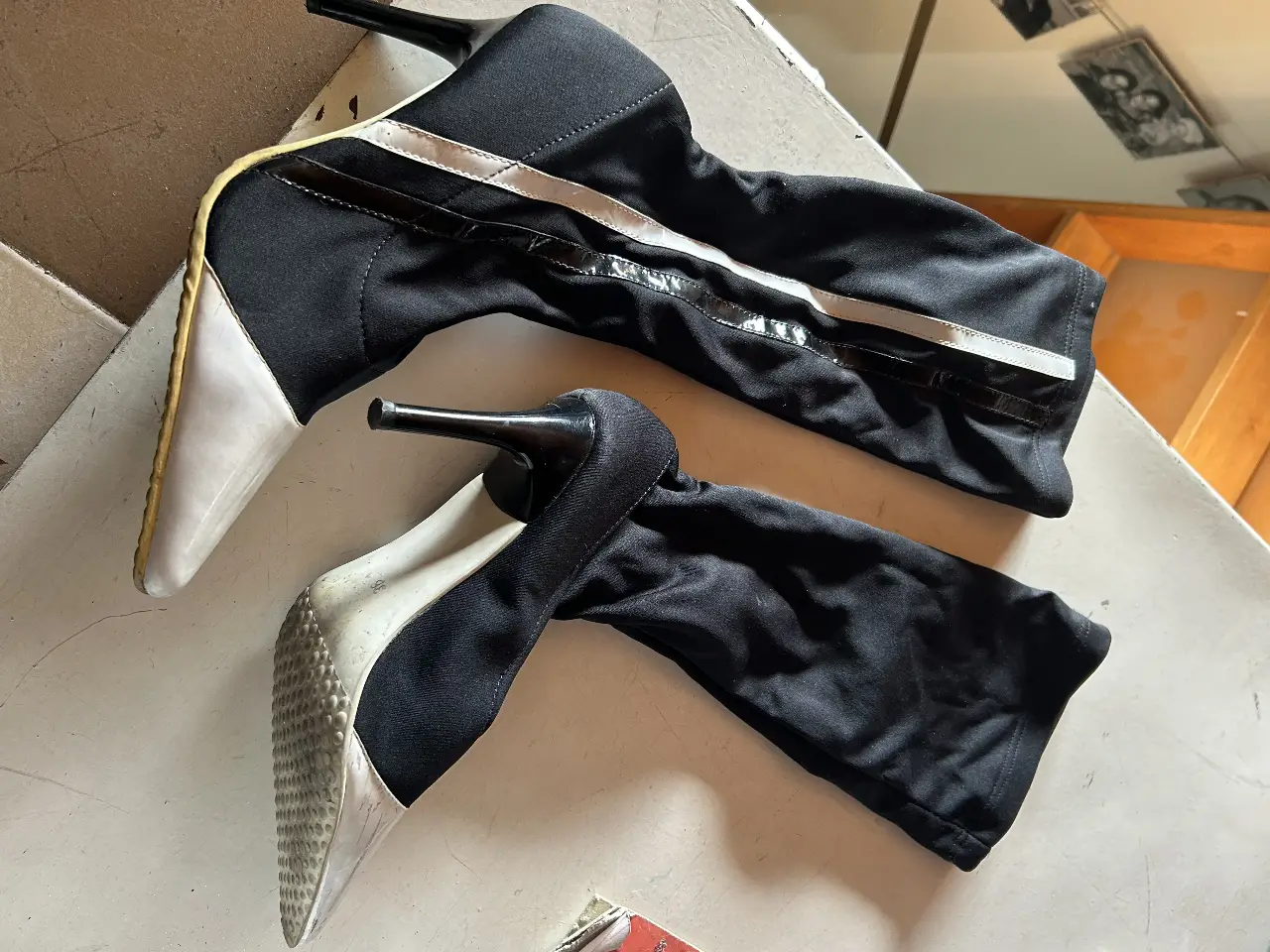 Botas de caña alta de diseño moderno, con taco fino y puntera blanca. Ideales para un look sofisticado y audaz. Perfectas para eventos especiales o para darle un toque chic a tu outfit diario.