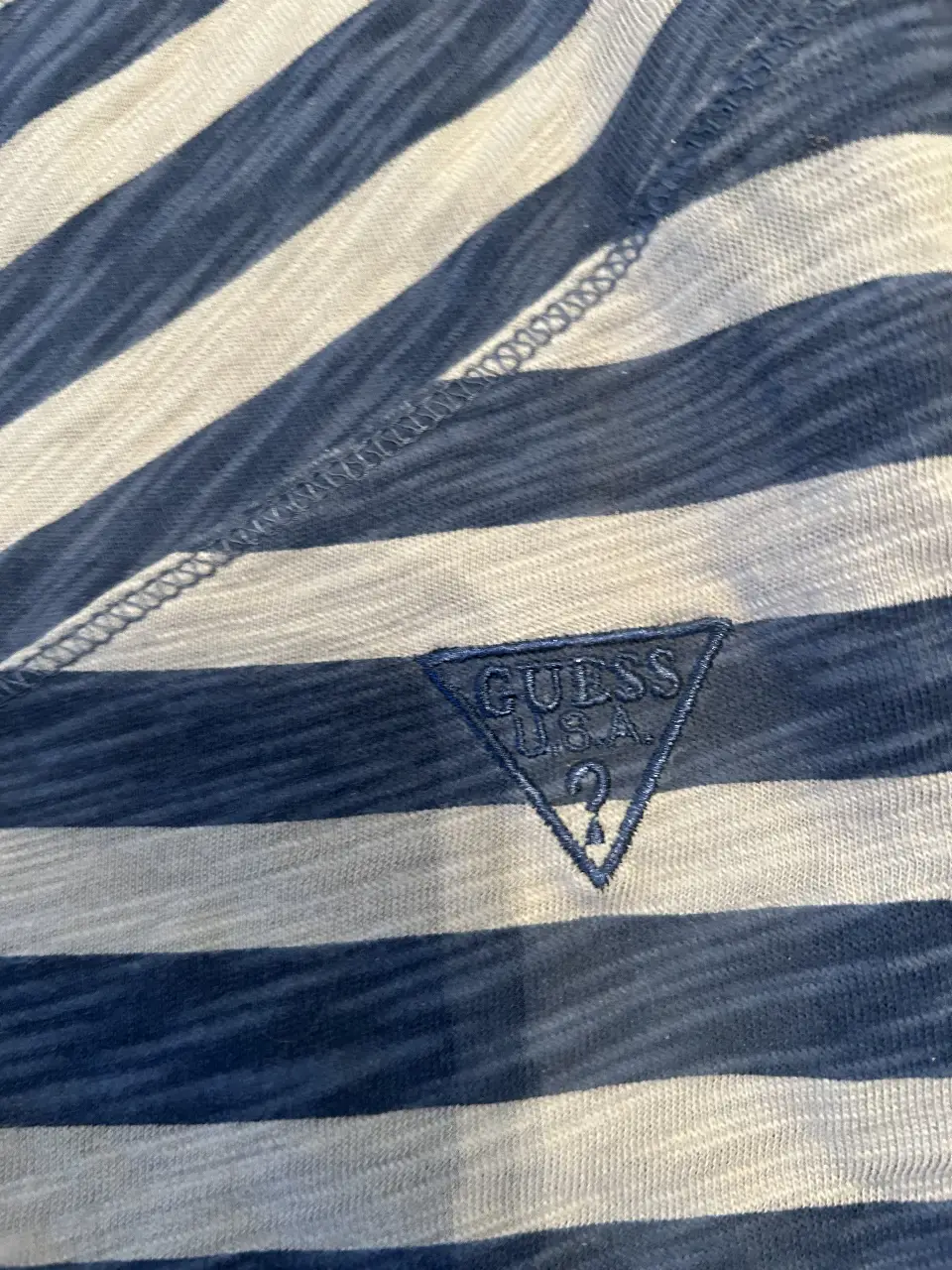 Remera GUESS - Vista 3