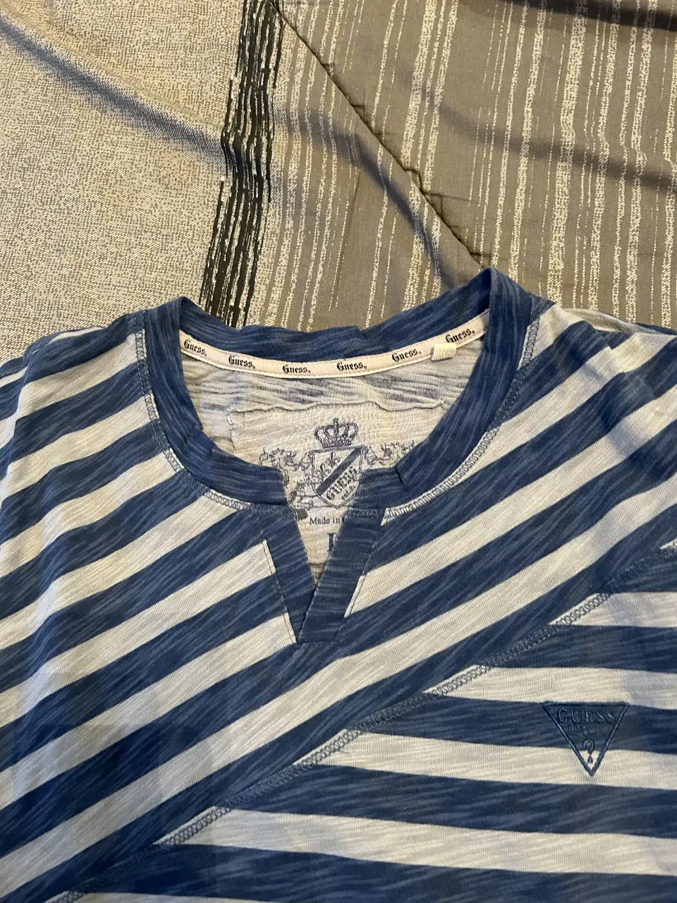 Remera GUESS - Vista 2