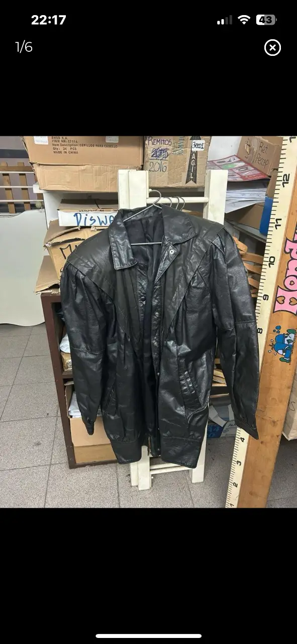Campera de cuero negra, estilo biker, con cierre y botones. Ideal para un look urbano y moderno.