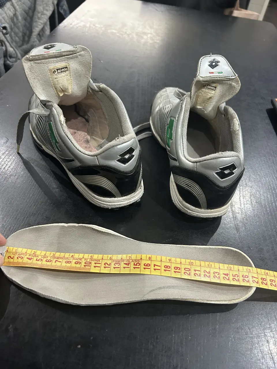 botines  Lotto de hombre, usadas, con detalles de desgaste. Talle 41, ideales para uso deportivo o casual.