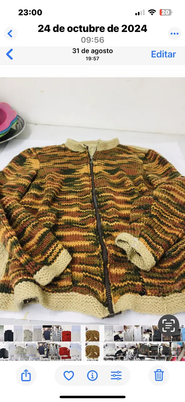 Cárdigan tejido con cierre, de diseño artesanal y estilo retro. Ideal para un look casual y abrigado en otoño/invierno.