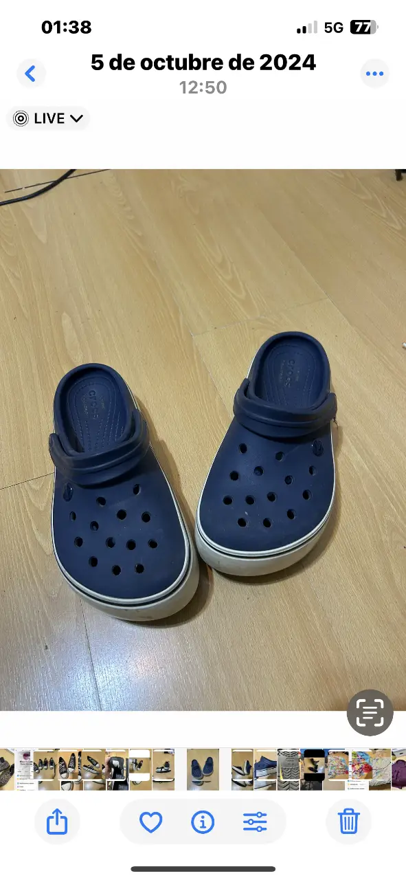 Zuecos Crocs azules con suela blanca, ideales para un look casual y cómodo. Tienen el logo de la marca y son perfectos para el verano.