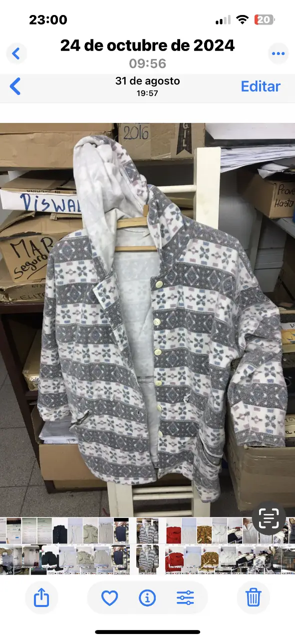 Buzo con capucha, de polar, con diseño de rombos y flores en tonos grises y blancos. Tiene botones y bolsillos.