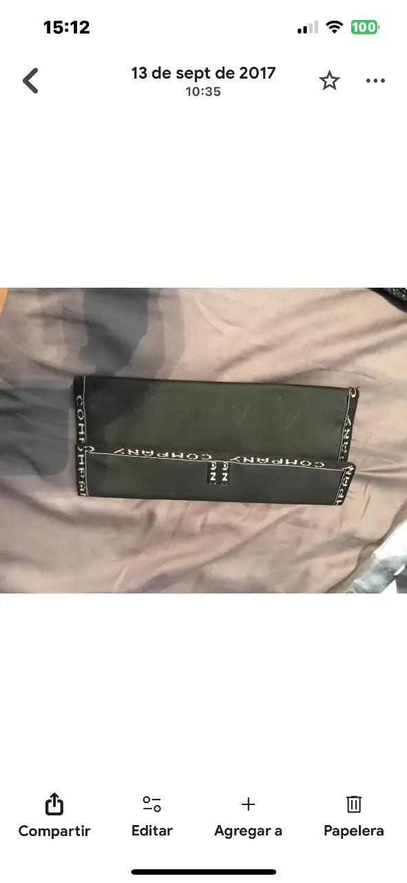 Billetera negra de la marca Company, ideal para llevar tus pertenencias con estilo. Diseño elegante y funcional, perfecta para cualquier ocasión.
