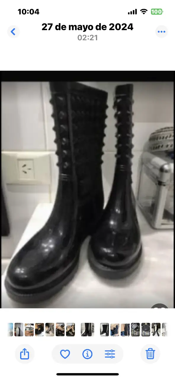 Botas de lluvia negras con detalles de tachas, ideales para protegerte del agua con estilo. Perfectas para un look urbano y moderno.