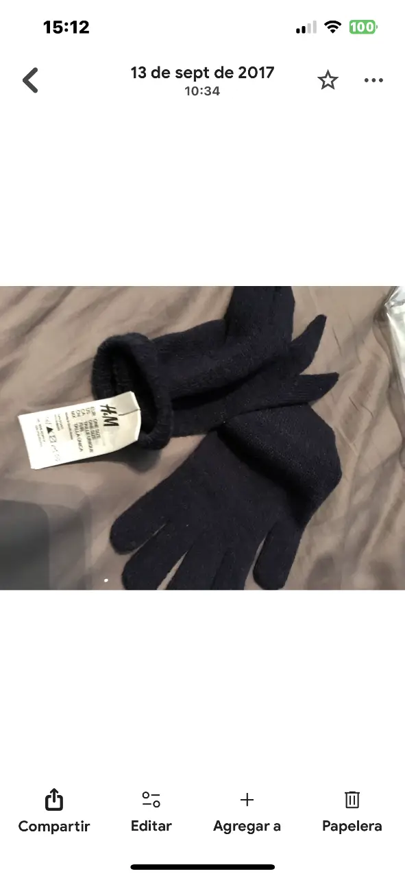 Guantes de lana azul marino de la marca H&M, ideales para el invierno. Perfectos para mantener las manos abrigadas con estilo.