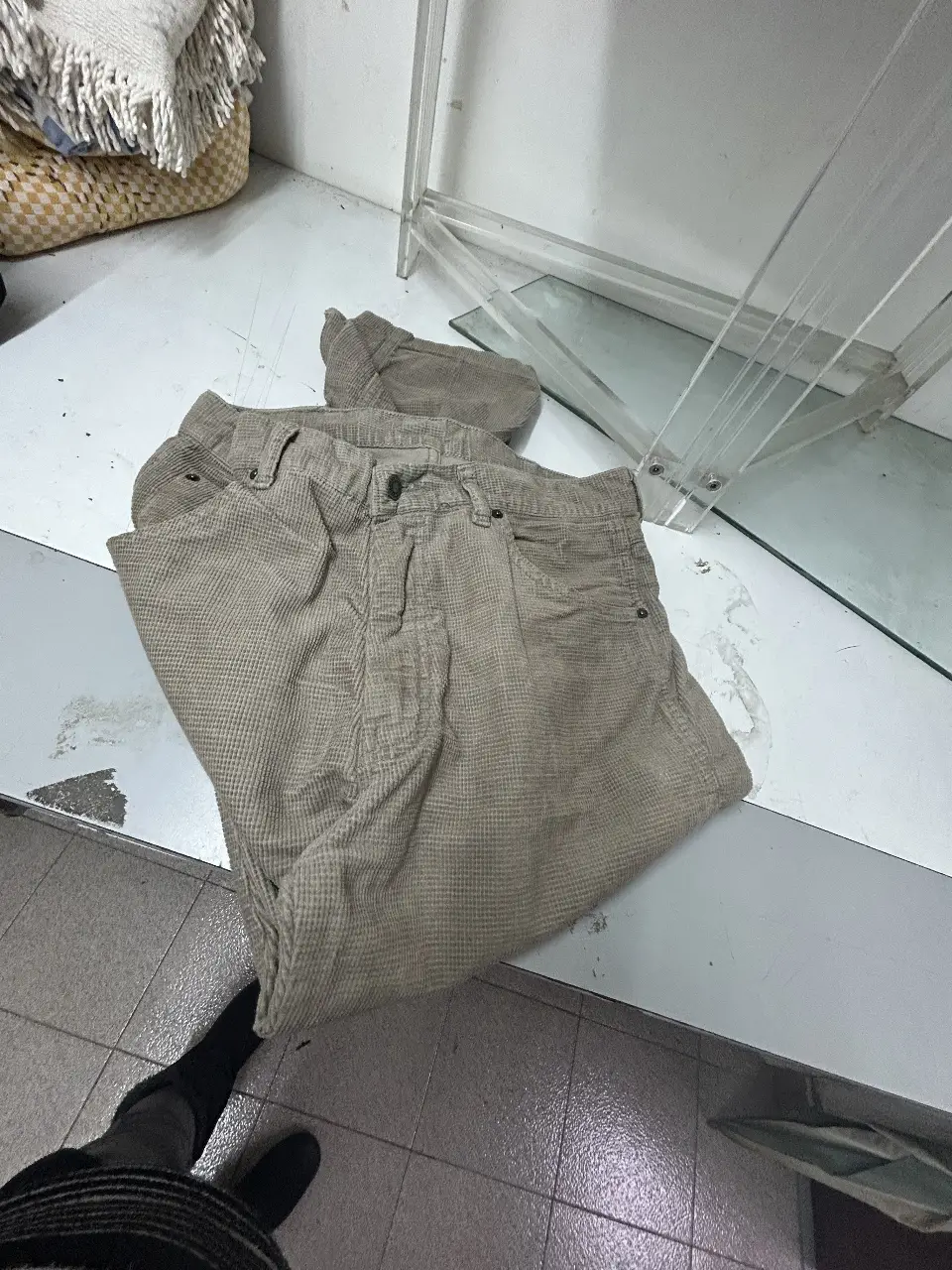 Pantalón wrangler de corderoy color crudo, ideal para un look casual y cómodo. Perfecto para el día a día.
