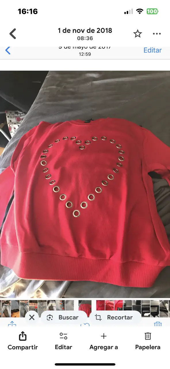 Buzo de cuello redondo rojo con diseño de corazón calado. Ideal para un look casual y moderno.