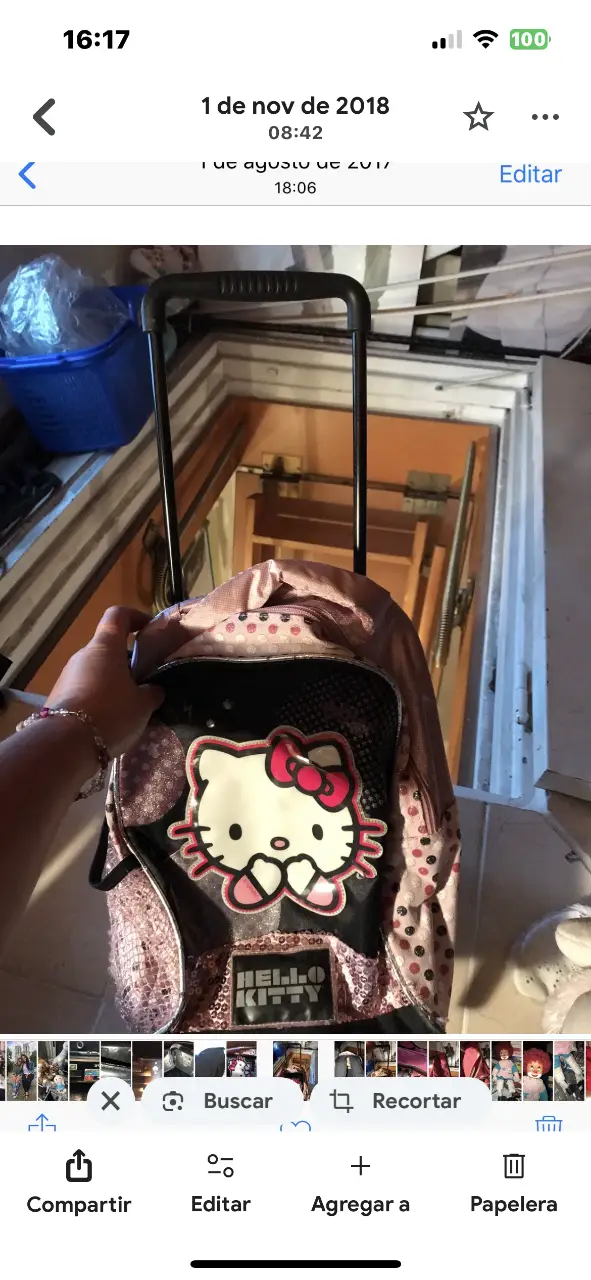 Mochila Hello Kitty con ruedas, ideal para llevar tus cosas con estilo. Cuenta con un diseño rosa con detalles de lunares y la icónica imagen de Hello Kitty. Perfecta para niñas y adolescentes.