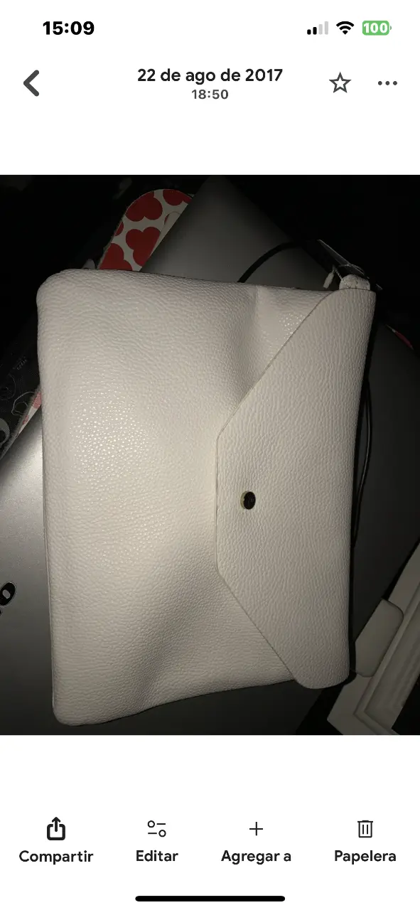 Cartera bandolera blanca con solapa y cierre de botón. Ideal para un look casual y moderno.