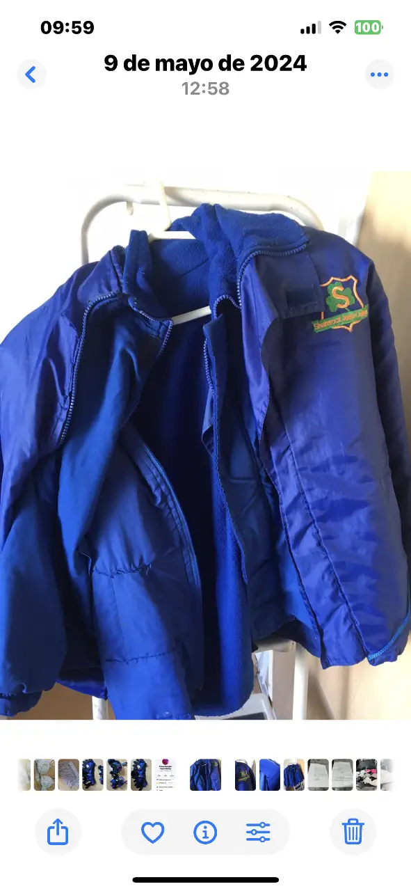 Campera azul de abrigo para niño, con cierre y cuello alto. Tiene un parche con el logo de Shamrock Junior College. Ideal para el colegio.