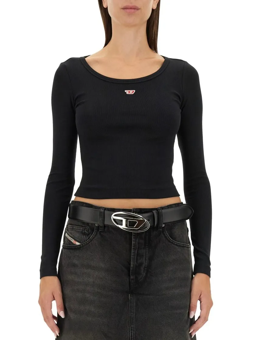 Remera negra de manga larga con cuello redondo y logo bordado en el frente.