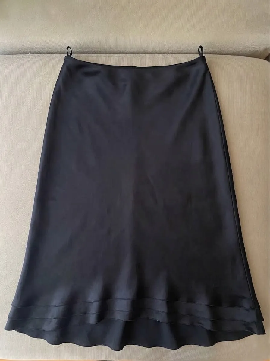 Pollera Armani 
100% seda negra con detalles de volados en la parte inferior. 
Cierre en la parte trasera 