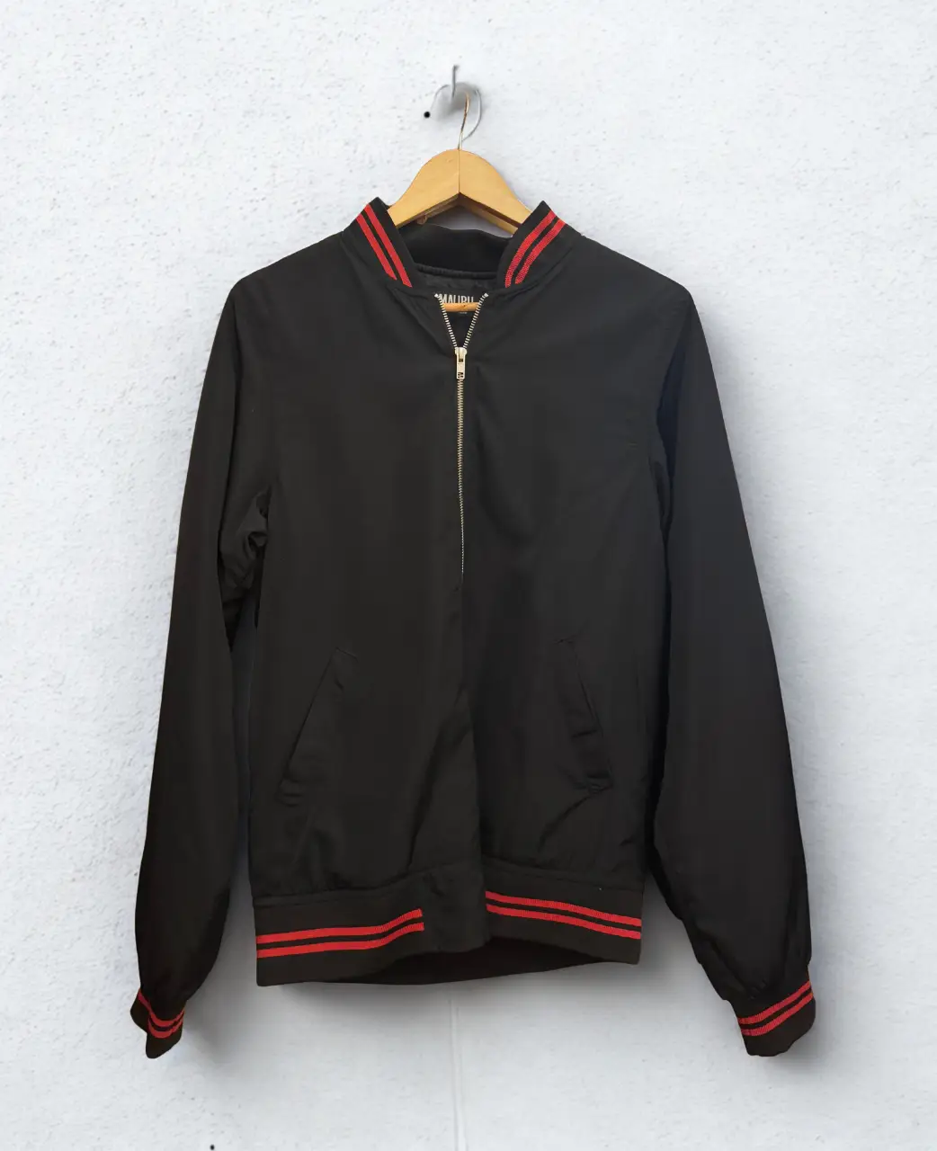 Campera bomber marca Malibu Outfitters, negra con detalles en rojo en perfecto estado. Casi sin uso. Ideal para un look casual y moderno. Con cierre y bolsillos.