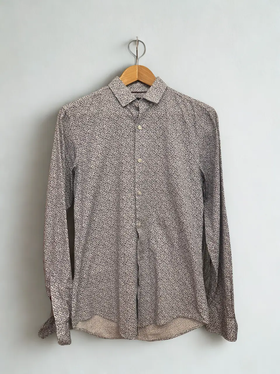 Camisa Zara Man slim fit estampada para hombre, con un patrón de pequeñas flores en tonos azules. Impecable estado. Ideal para un look casual y moderno.