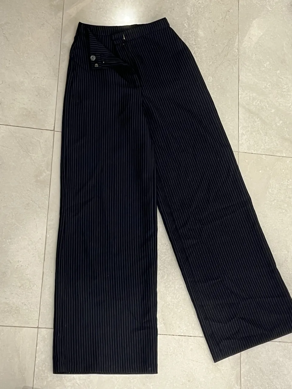 Pantalón palazzo de vestir, tiro alto, con rayas verticales finas. es talle S con ajustes para hacerlo mas chico 