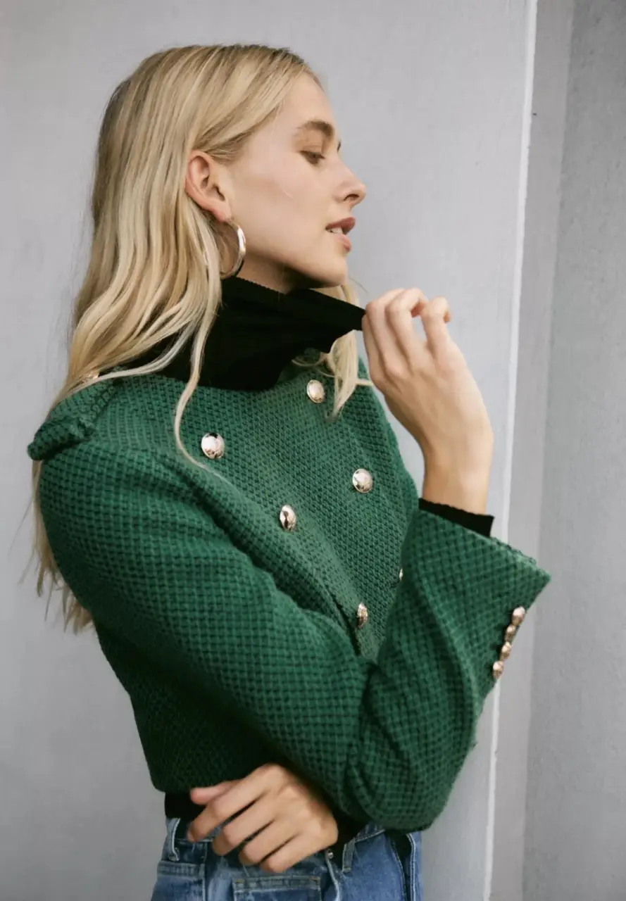 Chaqueta blazer verde con botones dorados, de la marca Zara. Ideal para un look elegante y sofisticado.